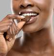 Mulher comendo chocolate  Foto: Prostock-Studio/iStock