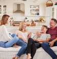 É importante que os pais apoiem os filhos no namoro na adolescência  Foto: Monkey Business Images | Shutterstock / Portal EdiCase