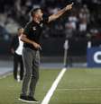  Foto:   Vítor Silva/Botafogo - Legenda: Artur Jorge na beira do campo / Jogada10