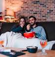 Celebre o Dia dos namorados ao lado do seu amor e curtindo um filme romântico  Foto: blissblue_11 | Shutterstock / Portal EdiCase
