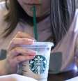 Da guerra de Israel em Gaza à inflação, a Starbucks enfrenta uma série de fatores que estão desgastando a marca.  Foto: Getty Images / BBC News Brasil