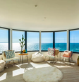 A casa tem vitrais com vista para o mar  Foto: Knight Frank