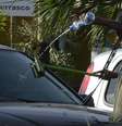 Criança limpando vidro de carro no farol é uma forma óbvia de exploração do trabalho infantil. No tráfico, é bem pior  Foto: Walter Campanato