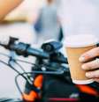 Mão de ciclista segurando copo de café  Foto: Getty Images / BBC News Brasil