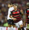  Foto: Marcelo Cortes/Flamengo - Legenda: Luiz Araújo celebra um de seus gols sobre o Grêmio - / Jogada10