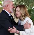 Lula cumprimenta Giorgia Meloni, primeira-ministra da Itália, ao chegar a encontro do G7 com o Papa Francisco e líderes convidados  Foto: Reuters / BBC News Brasil