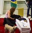 Ex-esposa Andreia e cachorros se despedem de Nahim   Foto: Leo Franco/Agnews