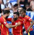  Foto: Christophe Simon/AFP via Getty Images - Legenda: O barbudo Carvajal (camisa 2) é celebrado após fazer o terceiro gol da Espanha sobre a Croácia / Jogada10