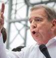 O candidato de oposição à presidência da Venezuela, Edmundo González Urrutia, em discurso durante uma reunião de campanha na sua cidade natal, La Victoria, em 18 de maio  Foto: EPA / BBC News Brasil
