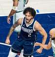 Dereck Lively dominou o garrafão dos dois lados da quadra e foi destaque do confronto   Foto: Redes Sociais/Dallas Mavericks / Esporte News Mundo
