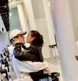 Bruna Marquezine e João Guilherme foram flagrados aos beijos em aeroporto no Rio de Janeiro   Foto: Anna Giulia/AgNews