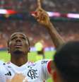  Foto: Reprodução TV Globo - Legenda: Evertton Araújo comemora o seu gol, aos 54 minutos, que garantiu o 1 a 1 do Flamengo com o Athletico, em Curitiba / Jogada10