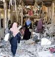 Mulheres andam nos escombros de uma loja de roupas destruída em um prédio residencial atingido por bombardeios israelenses, no bairro de Daraj, na cidade de Gaza, em 14 de junho de 2024, em meio ao conflito em curso entre Israel e o Hamas  Foto: Getty Images / BBC News Brasil