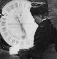 Ruth Belville recebe o certificado da hora certa oficial  Foto: Getty Images / BBC News Brasil