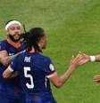  Foto: Christophe SIMON/ AFP via Getty Images - Legenda: Gakpo (à direita, camisa 11) comemora  o seu gol com Aké (5), que deu o passe para o companheiro marcar o primeiro gol da Holanda / Jogada10