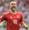  Foto: Damien Meyer/AFP via Getty Images - Legenda: Eriksen celebra. Na Euro passada, quase morreu na estreia. Nesta estreia de Euro-2024, faz gol e joga muito. Mas seleção só empata / Jogada10