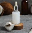 O óleo de coco pode ser utilizado nos cuidados com a pele e com o cabelo  Foto: AtlasStudio | Shutterstock / Portal EdiCase