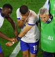Mbappé deixa gramado com nariz sangrando  Foto: Bernadett Szabo