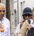 Ajay Hinduja (à esquerda) e sua esposa Namrata chegam com seu advogado Robert Assael a um tribunal em Genebra  Foto: EPA / BBC News Brasil