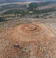 Na ilha de Creta, paleontólogos encontraram monumento circular, que remete a um labirinto, com função misteriosa (Imagem: Reprodução/Ministério da Cultura da Grécia)  Foto: Canaltech