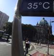 Pedestres enfrentam um calor extremo em meio ao outono, no centro de São Paulo. Os termômetros estavam registrando na casa dos 35ºC graus. (Foto de: 02/05/2024)  Foto: CRIS FAGA/DRAGONFLY PRESS/ESTADÃO CONTEÚDO