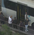 Mulher que estava em ponto de ônibus e passageiro de coletivo morreram após tentativa de assalto  Foto: Reprodução/ TV Globo