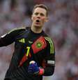 Manuel Neuer em disputa de bola contra jogadores da Hungria –  Foto: Fabrice Coffrini/AFP via Getty Images / Jogada10