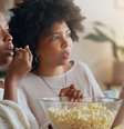 O Dia do Cinema Brasileiro preserva a memória cultural do país por meio da arte cinematográfica  Foto: PeopleImages.com | Shutterstock / Portal EdiCase
