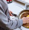 Veja como limpar panela queimada  Foto: Shutterstock / Alto Astral