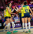 Atletas brasileiras de vôlei comemorando um ponto na partida  Foto: Volleyball World / Olimpíada Todo Dia