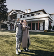 Adele e o marido posando com a mansão de fundo  Foto: Reprodução/Instagram/@adele