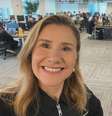 Denise Barbosa na sede da corretora onde trabalha como gerente de comunicação e apresentadora de vídeos informativos  Foto: Reprodução