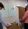 Testes do novo recurso de acessibilidade na urna eletrônica para cegos e pessoas com baixa visão  Foto: TRE-PR/Divulgação / Estadão