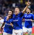 William (à esquerda) comemora com Marlon (ao centro e com João Marcelo atrás) o gol do Cruzeiro  Foto: Gustavo Aleixo/Cruzeiro / Jogada10