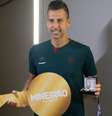 Fábio recebe chave do vestiário do Mineirão –  Foto: Divulgação/Mineirão / Jogada10