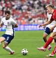 Jogadores de Dinamarca e Inglaterra em disputa de bola na Euro 2024 –  Foto: Kirill Kudryavtsev/AFP via Getty Images / Jogada10
