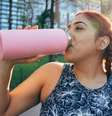Uma garrafa d'água reutilizável suja pode ter 40 mil vezes mais bactérias que a tampa de um vaso sanitário  Foto: Getty Images / BBC News Brasil