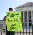 Homem segura carta contra posse de armas por condenados por violência doméstica em frente à Suprema Corte dos EUA  Foto: REUTERS/Amanda Andrade-Rhoades