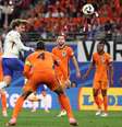 Jogadores de Holanda e França em disputa de bola na Eurocopa –  Foto: Adrian Dennis/AFP via Getty Images / Jogada10