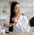 Alguns cuidados com a lavagem ajudam a deixar o cabelo mais bonito  Foto: Prostock-studio | Shutterstock / Portal EdiCase