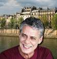 Chico Buarque escolheu morar no meio do rio Sena, em uma ilha onde a calmaria o ajuda a compor e escrever  Foto: Fotomontagem: Blog Sala de TV