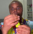 Rebecca Olugbemi exibia produto para a pele para a câmera, por volta das 21h45, quando registrou o áudio de uma saraivada de tiros.   Foto: Reprodução/Redes Sociais 