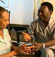 Dona Celeste e Pelé no 'Fantástico': mãe do ex-jogador doou joia exclusiva para uma instituição que cuida de crianças carentes  Foto: Reprodução