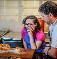 Calu Molena, da Mil Confeitaria, e Rodrigo Oliveira, do Mocotó, co-criaram o mil folhas de pipoca  Foto: Léo Spigariol
