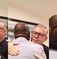 O pastor Ed René Kivitz abraça o ministro dos Direitos Humanos e da Cidadania, Silvio Almeida, nos bastidores de culto em São Paulo  Foto: Reprodução