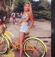 Sabe quem é ela? Há 12 anos, essa jovem andava de bicicleta por Minas Gerais e hoje é casada com um dos maiores astros mundiais.  Foto: Twitter, @intentisons / Desfoque: Getty Images / Purepeople