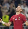 Pepe, um veterano em ação, com sucesso, na forte seleção portuguesa –  Foto:   Darko Bandic / POOL //AFP via Getty Images / Jogada10