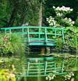 Ambientes como o lago de ninfeias e a linda ponte japonesa, eternizados na obra de Monet, roubam a cena na casa de Giverny  Foto: Maison et Jardins Claude Monet/Redes sociais/Divulgação / Viagem e Turismo