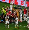 Momento da lesão de Barnabás Varga na partida contra a Escócia –  Foto: Lluis Gene/AFP via Getty Images / Jogada10