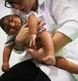 Surto de zika em 2015 e 2016 no Brasil gerou uma explosão de casos de microcefalia  Foto: Getty Images / BBC News Brasil